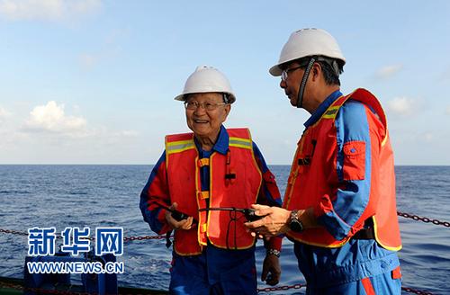 汪品先院士（左）在“探索一号”科考船上（5月12日摄）。新华社记者 张建松 摄