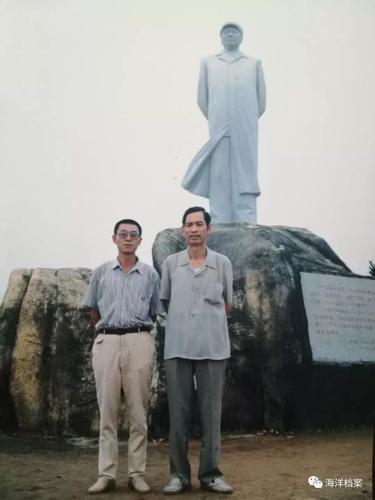 ▲作者(左)与张子威(右)在北戴河鸽子窝(1995年)，