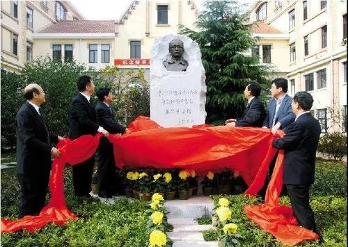 2008年赫崇本先生诞辰100周年之际，中国海洋大学崂山校区海洋环境学院门前赫崇本教授塑像揭幕。