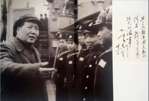 1954年，毛泽东同志视察海军舰艇部队